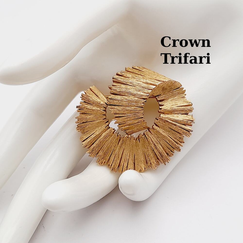Vintage Crown Trifari Gold Textured Swirl Brooch 1950s